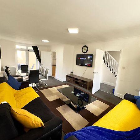 4 Bedrooms House, 3 Bathrooms , Separate Reception, Full Kitchen, Garden, Parking لندن المظهر الخارجي الصورة