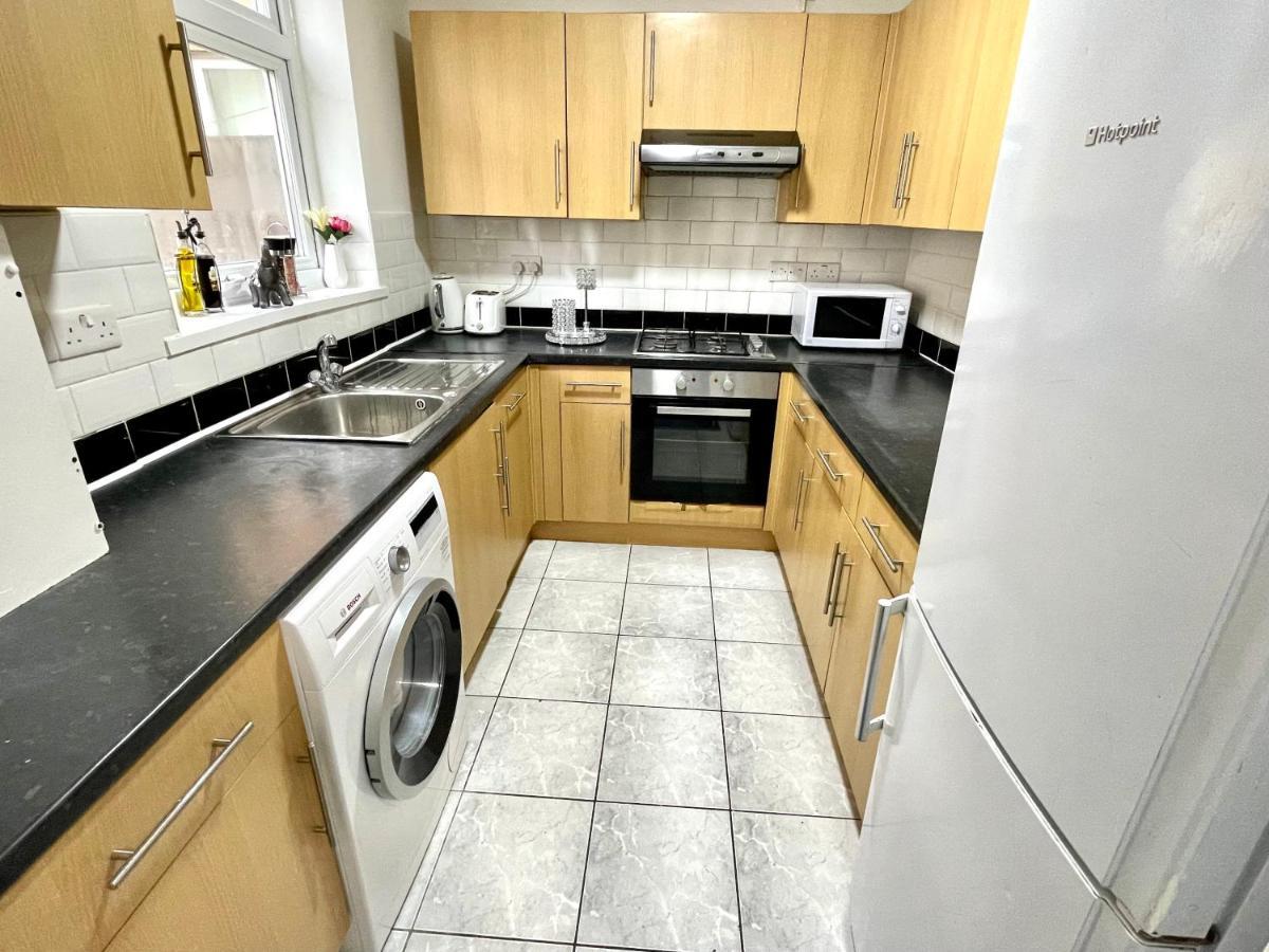 4 Bedrooms House, 3 Bathrooms , Separate Reception, Full Kitchen, Garden, Parking لندن المظهر الخارجي الصورة
