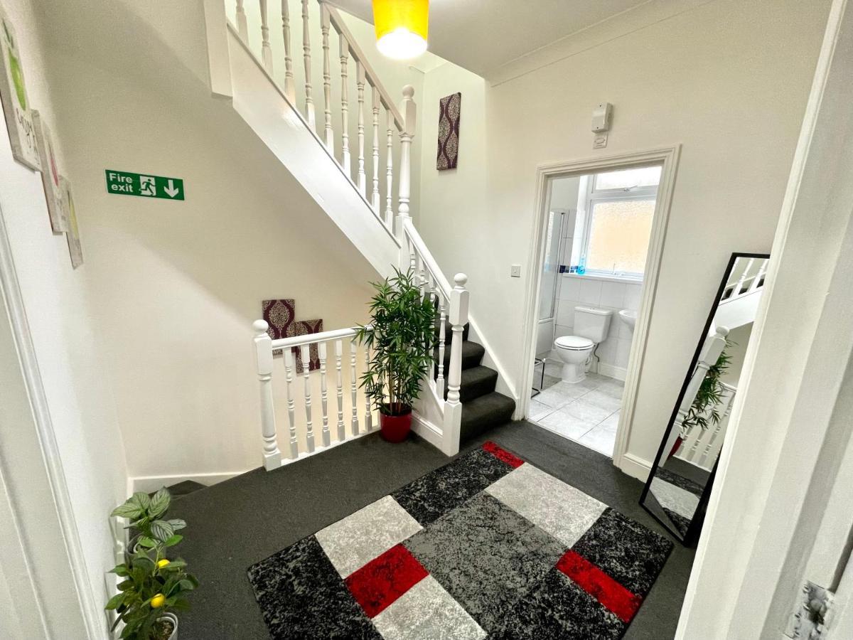 4 Bedrooms House, 3 Bathrooms , Separate Reception, Full Kitchen, Garden, Parking لندن المظهر الخارجي الصورة